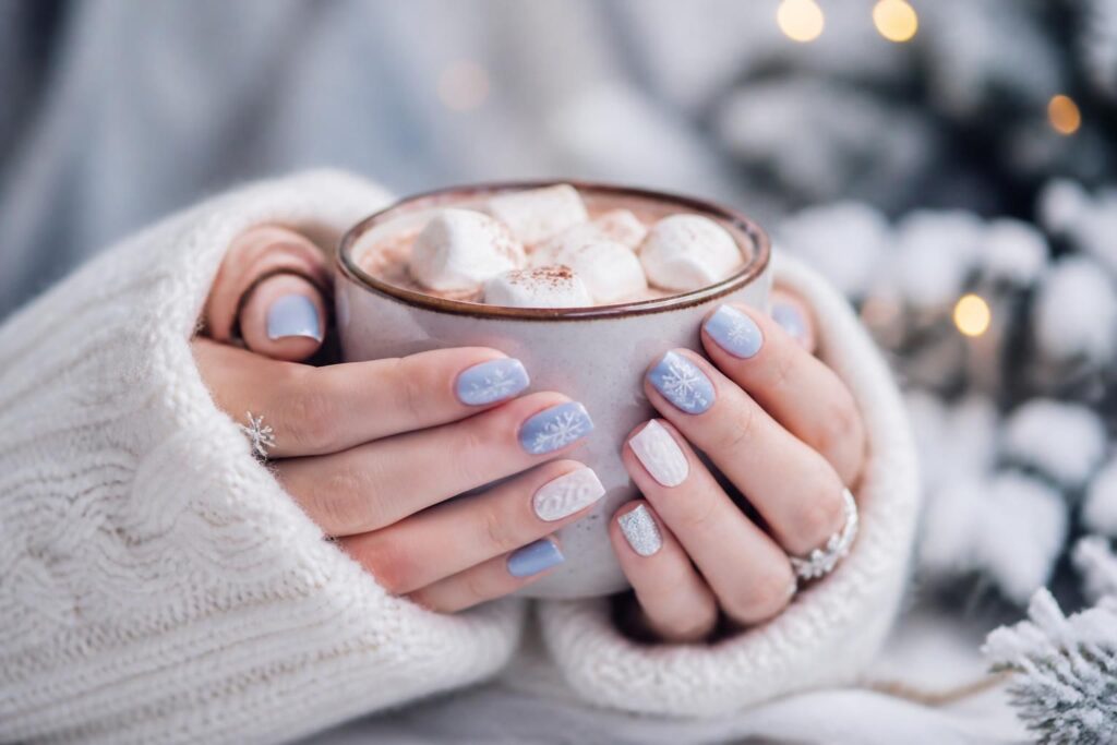 découvrez les tendances beauté indispensables pour sublimer vos mains cet hiver avec des inspirations ongles élégantes et modernes. adoptez les styles qui feront sensation cette saison.