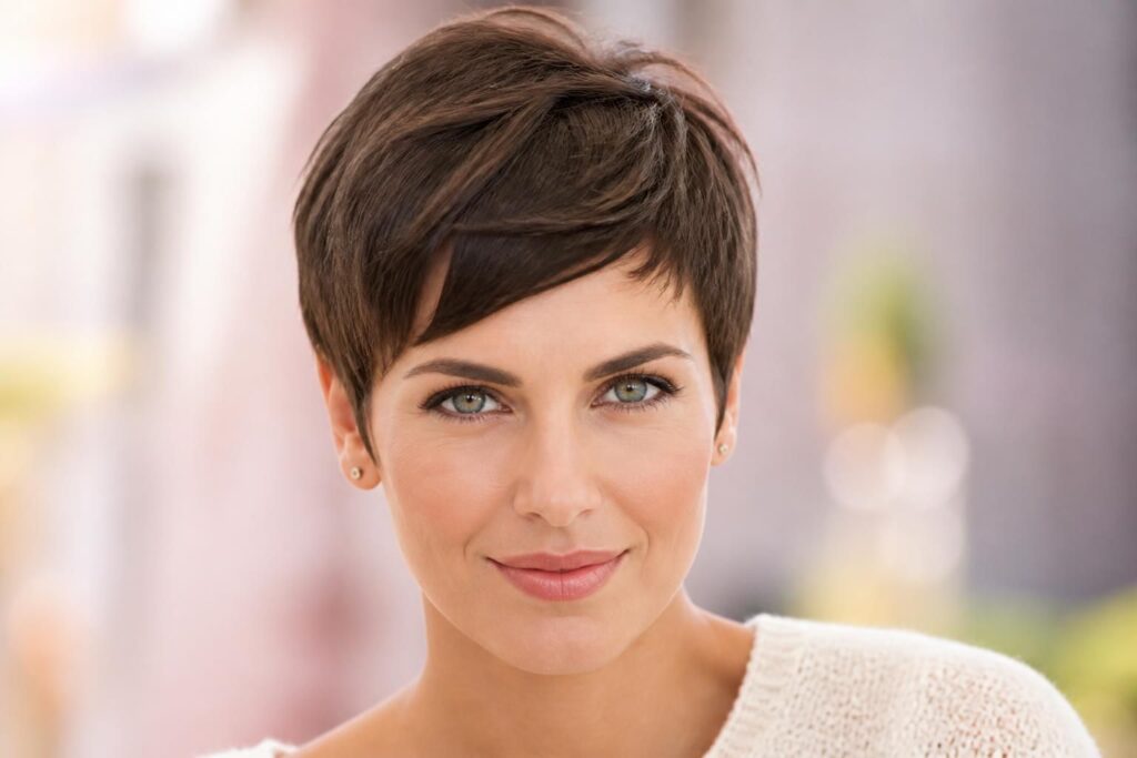 découvrez pourquoi le pixie cut, cette coupe courte iconique, continue de séduire les femmes grâce à son style audacieux, sa simplicité d'entretien et son élégance intemporelle.