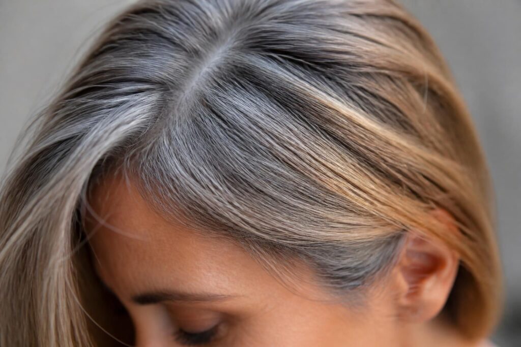découvrez la technique grey blending pour un effet naturel et harmonieux entre cheveux gris et couleur, et sublimer votre chevelure en douceur.