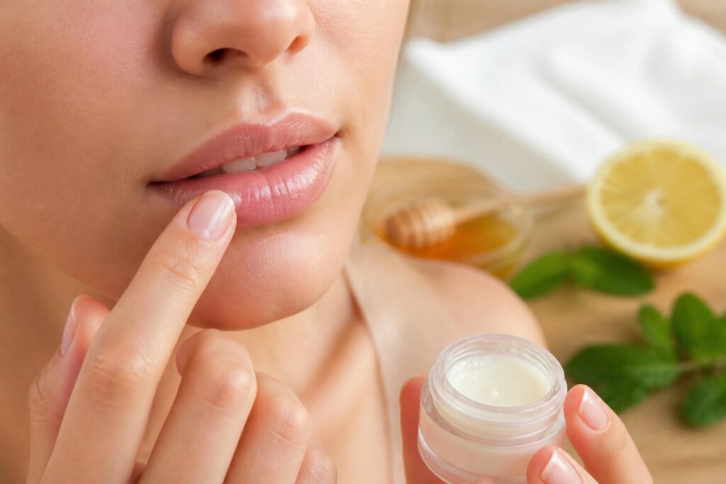 découvrez les gestes essentiels pour des lèvres parfaitement hydratées et protégées. adoptez les soins adaptés pour une bouche douce et éclatante au quotidien.