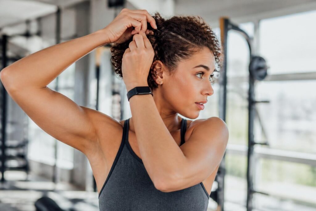 découvrez des astuces pratiques pour attacher les cheveux courts, spécialement adaptées aux sportives et aux cheveux bouclés, pour un style confortable et stylé en toutes occasions.